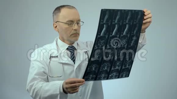 严重的医生检查受伤的脊柱扫描图像看相机视频的预览图