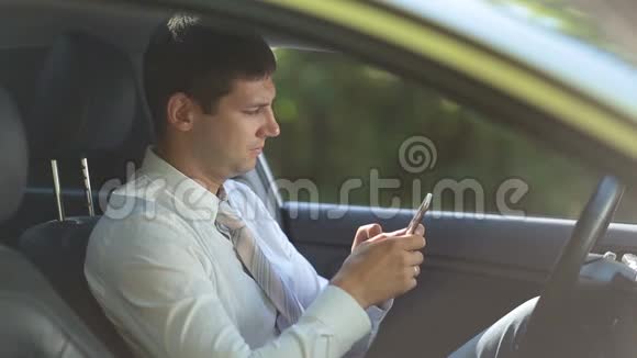 企业家在汽车上打电话上网视频的预览图