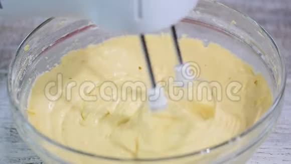 将面团与马达搅拌器混合在碗中烘焙原料混合碗中的混合原料准备甜食视频的预览图
