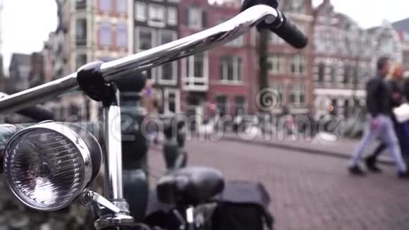 自行车在阿姆斯特丹附近在这种背景下人们在城市里走来走去视频的预览图