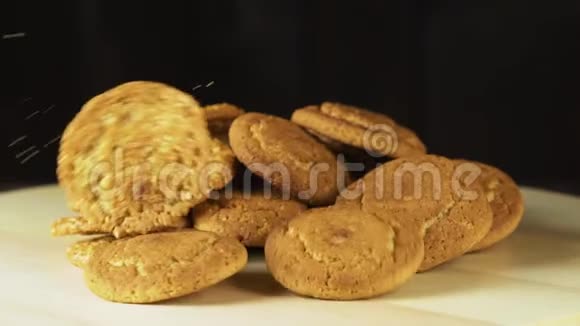 饼干掉在桌子上慢动作视频的预览图