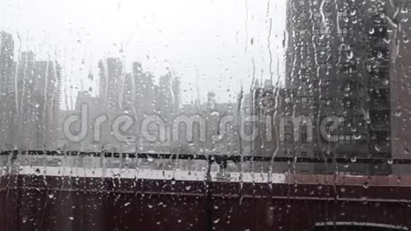 曼哈顿一扇窗户上的雨视频的预览图