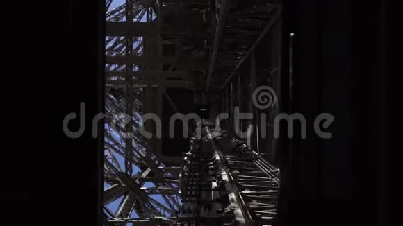 埃菲尔铁塔内部移动电梯视频的预览图