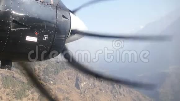 Khumbu谷喜马拉雅山飞机螺旋桨飞行4k视频的预览图