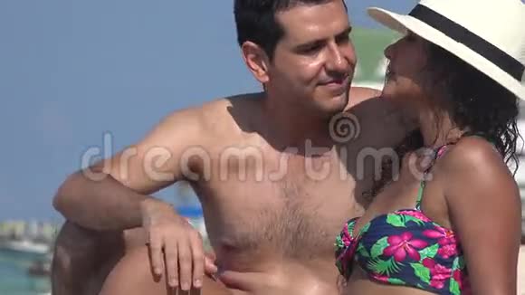 海滩上的浪漫情侣视频的预览图