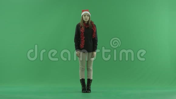 年轻女性在虚拟现实中使用虚拟触摸屏绿色彩色键背景视频的预览图