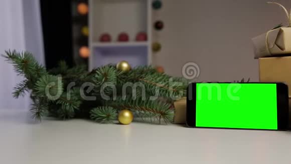 智能手机绿色屏幕环绕圣诞装饰视频的预览图