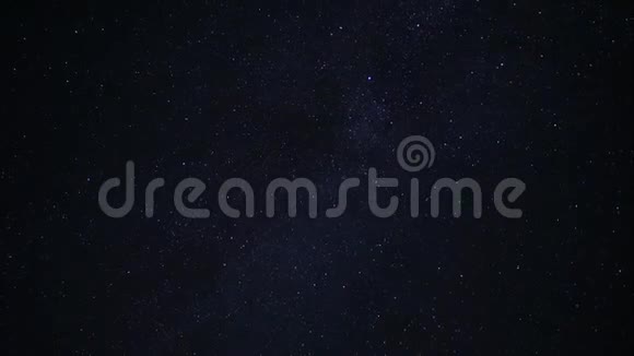 星空上的星斗迷人的奇观夜空的树冠后面星空上的星斗视频的预览图