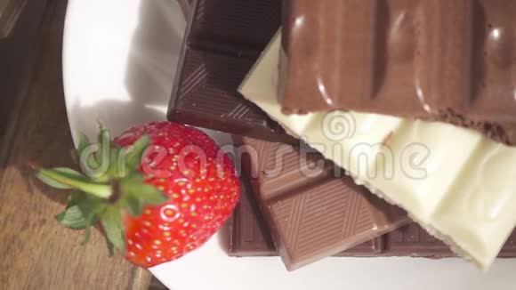 巧克力鸡尾酒旁边桌子上的碎巧克力条视频的预览图