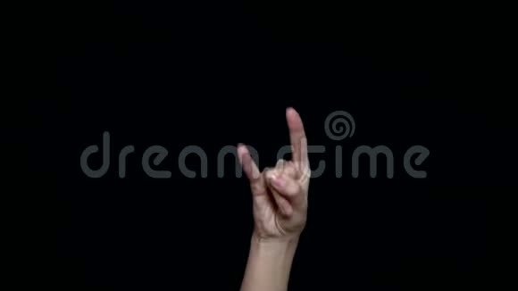 女性手显示摇滚标志或三个手指前面的黑色背景用手指着重金属岩石视频的预览图