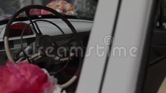 老式白色旧加兹汽车内饰车轮和窗户视频的预览图