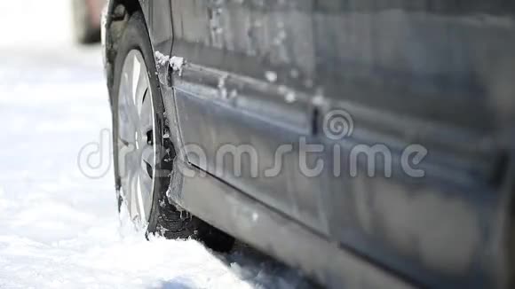 冬天的汽车陷在雪里视频的预览图