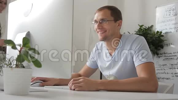 快乐的人在办公室工作在电脑和沟通视频的预览图