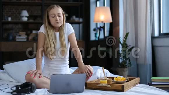 快乐的女人在床上吃健康的早餐视频的预览图