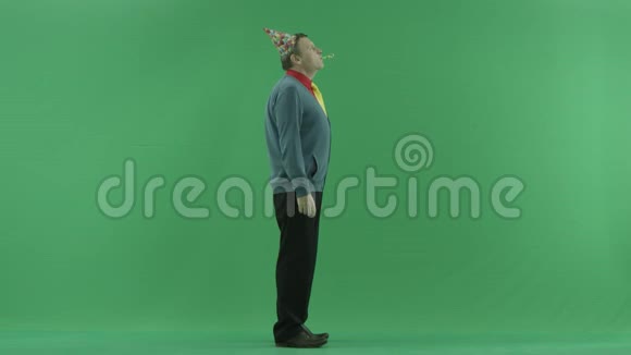 快乐的成熟男人吹口哨绿色的关键背景视频的预览图
