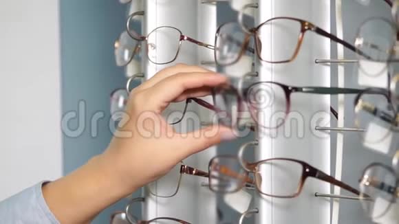 一位女士用她双手特写镜头检查眼镜框视频的预览图