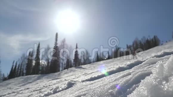 滑雪者妇女在斜坡上缓慢运动通过太阳和镜头耀斑效果1920x1080视频的预览图