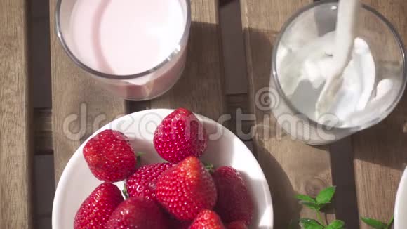 两杯奶昔一杯牛奶慢动作视频的预览图