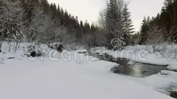 空中飞行冬季飞越河流下雪视频的预览图