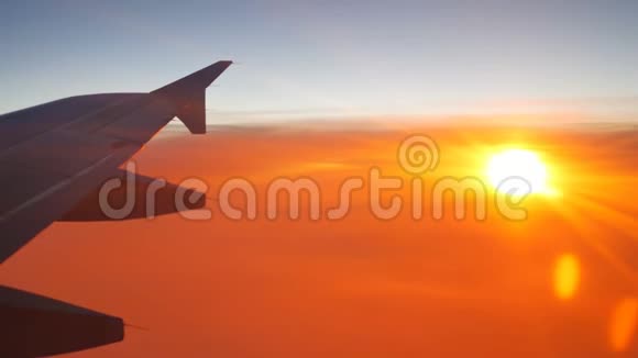 日落日出时的飞机剪影翼视频的预览图