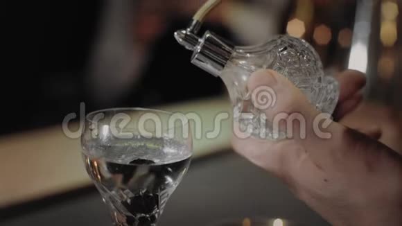 调酒师为干马提尼鸡尾酒增添了香味视频的预览图