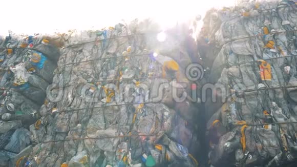 一堆堆垃圾塑料瓶存放在户外废物回收概念视频的预览图