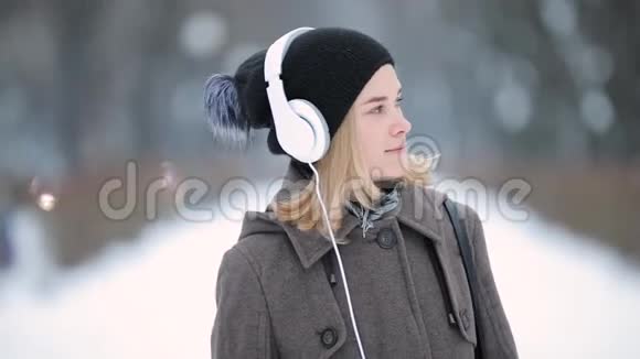 冬城的女人用耳机听音乐视频的预览图