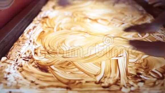 粘土中的图纸孩子们在陶器车间的光桌上用粘土画出不同的图形视频的预览图