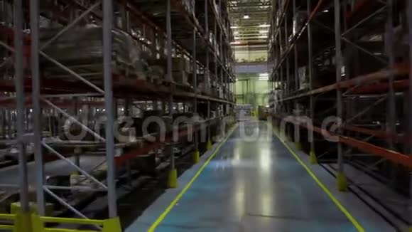 相机在一个大仓库里传播视频的预览图