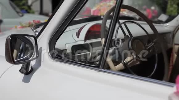 老式白色旧加兹汽车内饰车轮和窗户视频的预览图