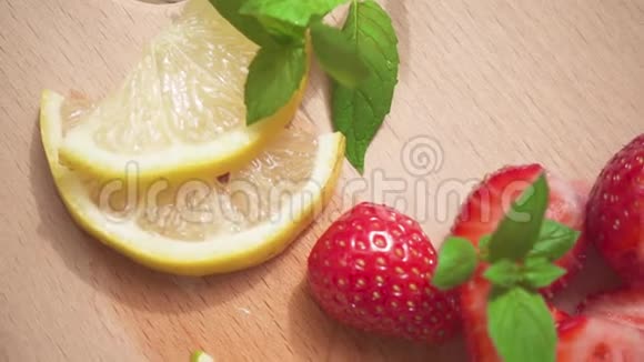 切片柑橘和浆果旁边有一个冰清玉洁视频的预览图
