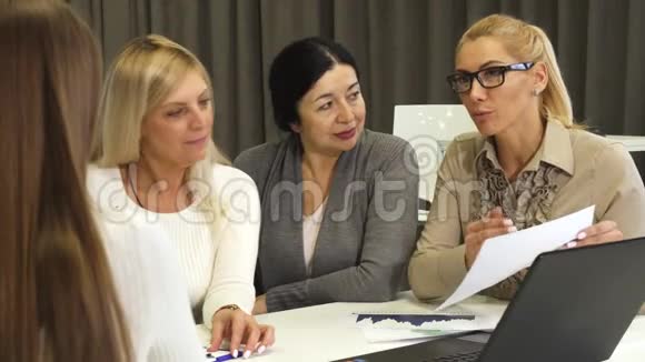 三名女商人在办公室面试新员工视频的预览图