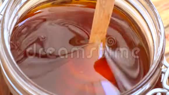 大杯蜂蜜浸渍搅拌蜂蜜视频的预览图