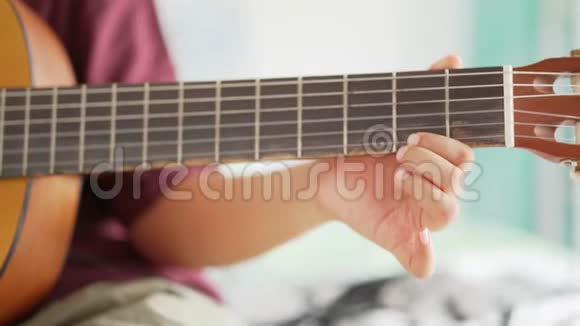 普雷特恩手学会弹吉他视频的预览图