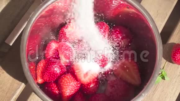 糖倒进锅里草莓慢动作视频的预览图