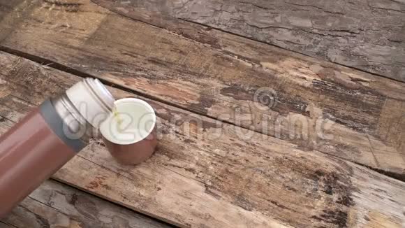 木制木板上有茶的热水瓶视频的预览图