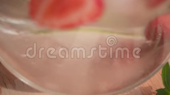 照相机带着冰水和草莓沿着装饰物移动视频的预览图