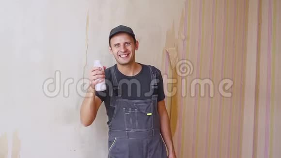 建筑工人或建筑工人从正在施工的建筑物内的一个白色瓶子里拿着快乐饮料视频的预览图