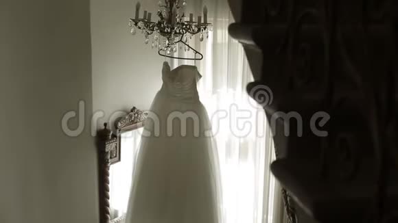 白色婚纱挂在楼梯旁边的酒店走廊上视频的预览图