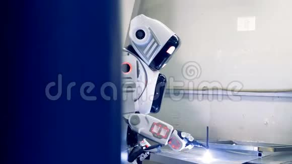 机器人焊接一个大金属片侧视工厂机器人在工作时使用焊接设备视频的预览图