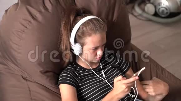 少女在室内听音乐视频的预览图