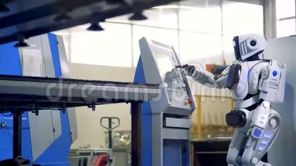 机器人在工业机器上按下按钮视频的预览图