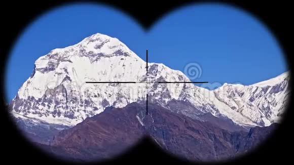 尼泊尔喜马拉雅山脉的安纳普尔纳山脉是通过望远镜看到的徒步旅行登山和徒步旅行视频的预览图