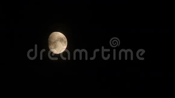 月亮在寒冷的夜晚视频的预览图