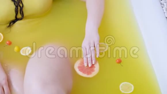 水疗疗法健康柑橘无细胞浴视频的预览图