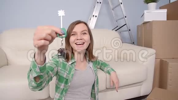 幸福女公寓业主或租房者出示钥匙视频的预览图