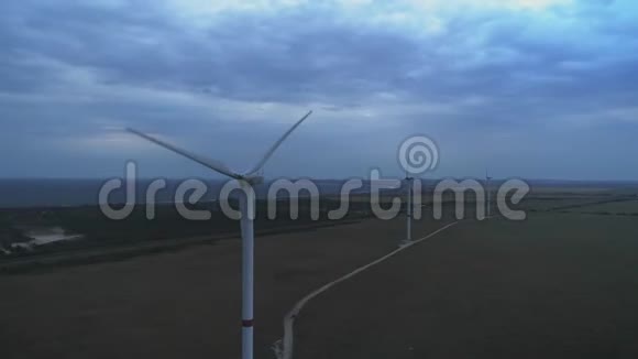 风力涡轮机能源生产的空中视图日落时的4k空中拍摄日出时用4k无人驾驶飞行器拍摄的画面视频的预览图