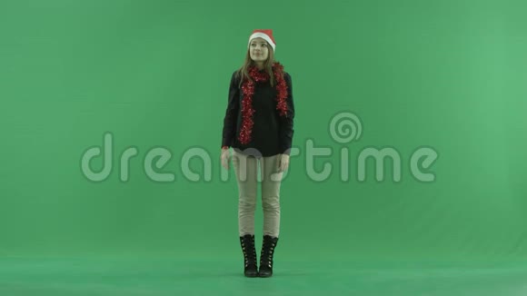年轻女性在圣诞前夜梦见了什么绿色的色彩关键背景视频的预览图