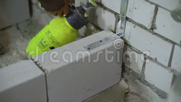 施工工人用喷水器对砖墙进行保湿视频的预览图