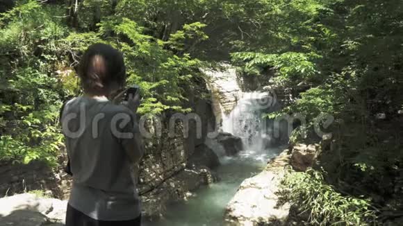 小女孩在乔治亚州的小瀑布拍照视频的预览图
